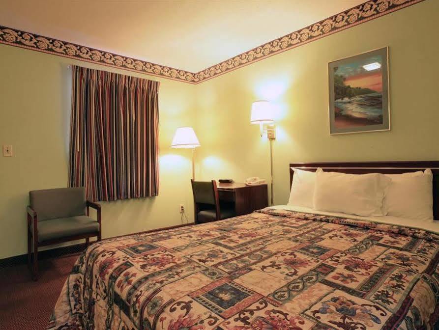 Regency Inn Fayetteville Экстерьер фото